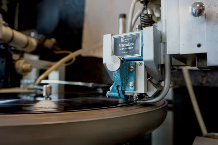 A master disc getting cut with Kommunal Dubplate Service's lacquer cutter.